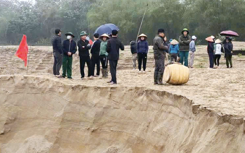 Người dân đánh trống, dựng lán tố 'cát tặc' ngoạm bờ sông Lam