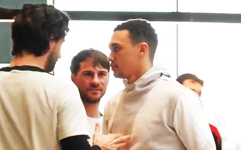 Trent Alexander-Arnold bị 'ghẻ lạnh' ở sân tập Liverpool