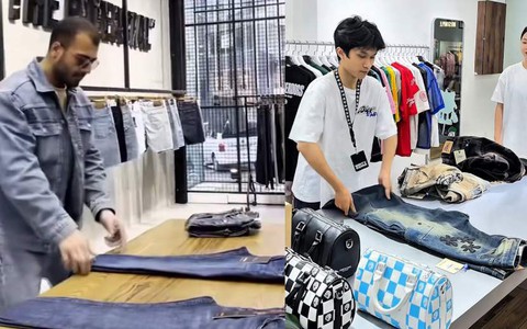Chàng trai gấp quần áo rối mù khi bắt chước trên mạng