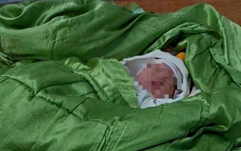 Bé gái 10 ngày tuổi bị bỏ rơi bên đường trong đêm lạnh