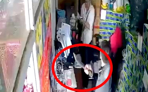 Truy xét kẻ cầm hung khí xông vào công ty nhựa dọa chém người phụ nữ ở Bình Chánh