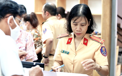 Sau 31-3, người dân chưa nhận kết quả cấp đổi giấy phép lái xe thì liên hệ đến đâu?