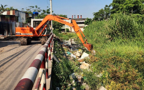 Sau phản ánh của Tuổi Trẻ, ra quân dọn 92 tấn rác dưới kênh Chiến Lược và rạch Ông Búp