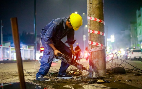 TP.HCM: Gấp rút thu nhiều trụ điện nằm giữa đường Dương Quảng Hàm