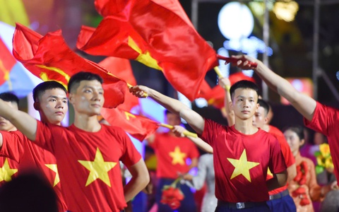 Tùng Dương, Vũ Thắng Lợi và 600 nghệ sĩ biểu diễn tại lễ kỷ niệm 50 năm giải phóng Khánh Hòa