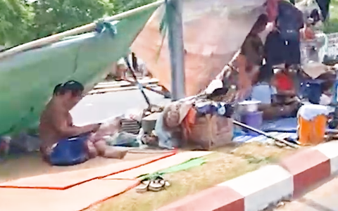 Hàng trăm bệnh nhân phải điều trị ngoài trời dưới nắng nóng vì sợ dư chấn động đất ở Myanmar