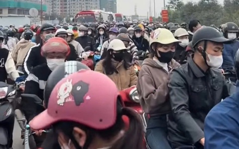 Đường gom cao tốc Hà Nội - Bắc Giang quá tải, công nhân khu công nghiệp chật vật di chuyển