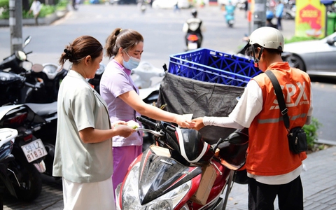 Đau đầu vì thuế hàng nhập giá trị nhỏ qua thương mại điện tử