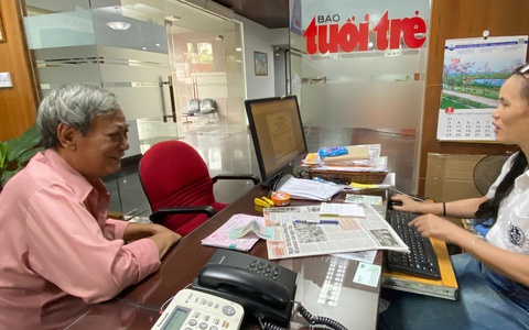 Nhiều bạn đọc mang tiền dành dụm đến Tuổi Trẻ nhờ chuyển giúp người dân Myanmar