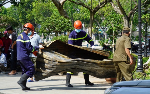 Cháy nhà trong hẻm khiến 4 người chết, đã đưa được các thi thể ra ngoài