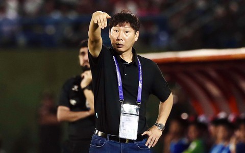 HLV Kim Sang Sik dẫn dắt các ngôi sao Đông Nam Á đấu Manchester United