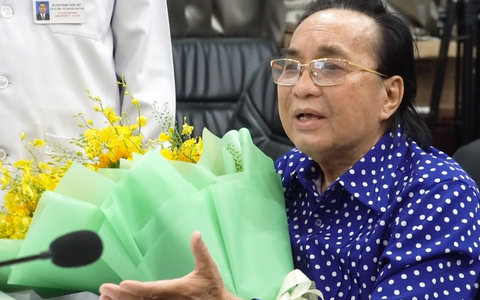 Nghệ sĩ Thanh Tuấn hát cảm ơn y bác sĩ cứu sống khi ông đã ngừng tim