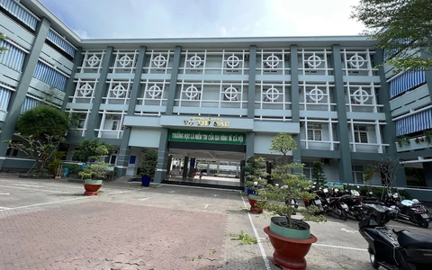 Nhiều học sinh tiểu học ở quận 7 nghi ngờ ngộ độc thực phẩm sau ăn trưa