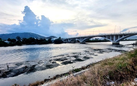 Xử nghiêm việc tự ý đặt ống xả chất thải ra sông Quán Trường Nha Trang