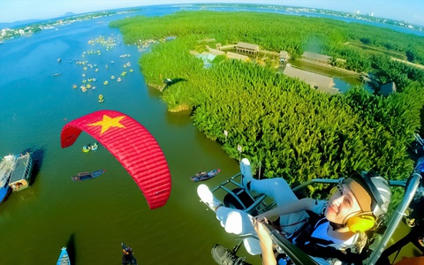 Lần đầu có tour bay dù lượn ngắm phố cổ Hội An từ không trung
