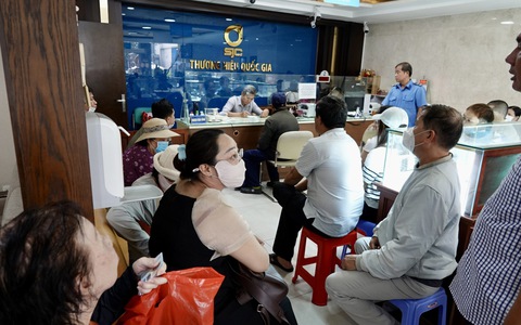 Xếp hàng bán vàng khi giá đạt đỉnh 106,4 triệu đồng/lượng
