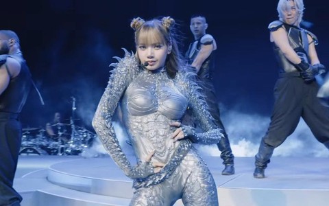 Lisa đem loạt hit đến Coachella: Lần sau cứ mic cầm tay mà chiến thôi