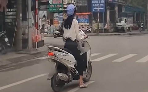 Độc lạ Thái Nguyên: Cô gái dừng đèn đỏ kiểu ngược đời