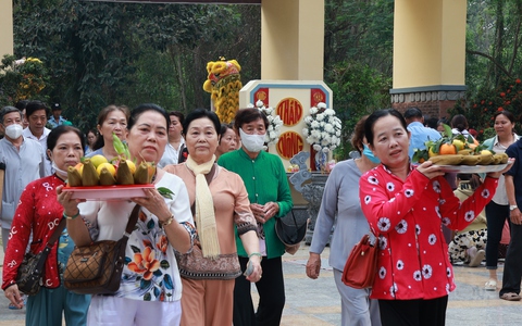 Đãi bánh xèo miễn phí trong lễ hội vía Bà Chúa Xứ ở Gò Tháp
