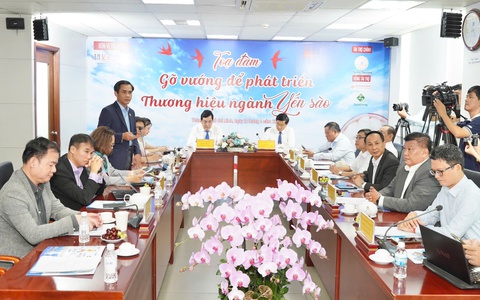'Chỉ từ 9.000 đồng có thể mua một lọ gắn mác yến sào'