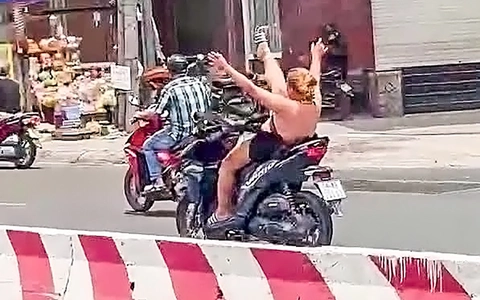 Người lái xe máy buông hai tay, giơ chân ở quận 12 bị bệnh tâm thần
