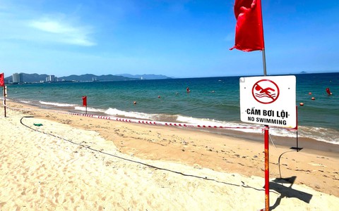 Nha Trang lên phương án trục vớt sà lan bị vùi lấp dưới cát biển