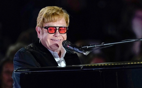 Elton John: Bảy mươi tuổi vẫn còn xuân lắm