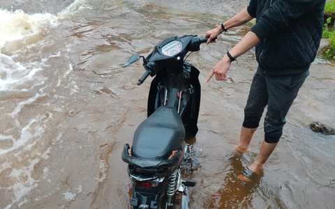 Đi xe máy qua ngầm tràn lúc mưa to, hai người mất tích