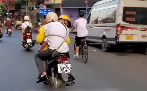 Tài xế xe ôm công nghệ cột khách say rượu vào người để tránh ngã