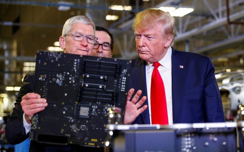 Tại sao ông Trump miễn thuế đối ứng với smartphone và loạt đồ điện tử khác?