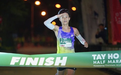 Nguyễn Trung Cường phá kỷ lục Giải half marathon Tây Hồ