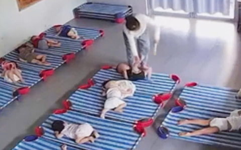Bé trai bị chủ nhóm trẻ bạo hành: Bé bị chấn động não