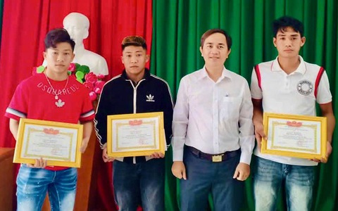 Khen thưởng 3 chàng trai cứu 2 nữ sinh bị đuối nước ở Phú Yên