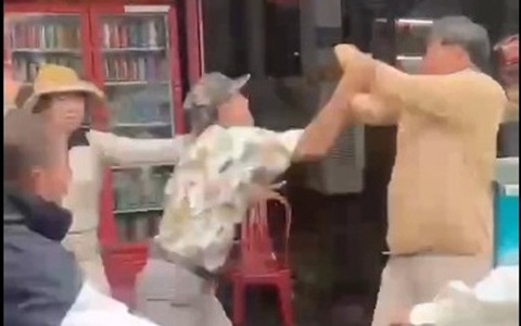 Làm rõ clip đánh nhau ỏm tỏi nghi do giành khách trên đèo Hải Vân