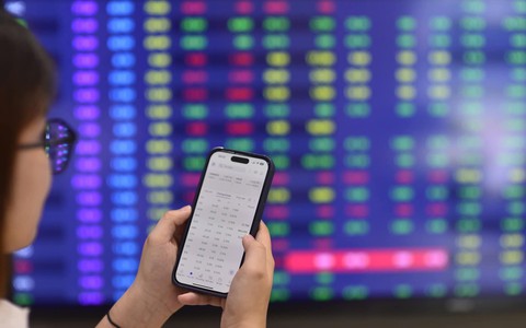 Tỉ giá leo thang và giá vàng tăng vọt liệu có kiềm chế đà tăng chứng khoán?