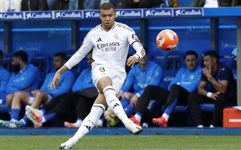 Mbappe xin lỗi toàn đội vì tấm thẻ đỏ