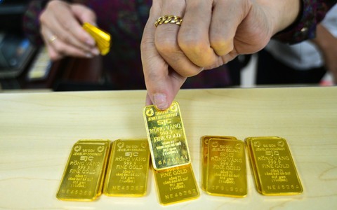 Giá vàng miếng SJC tiến thẳng lên 107,5 triệu đồng/lượng