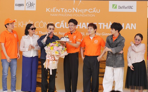 Fan Rapper Negav và Quỹ Nam Phương tặng bà con cầu Khang Thành An