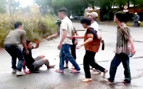 Tài xế hai nhà xe mâu thuẫn, ba người bị chém trọng thương