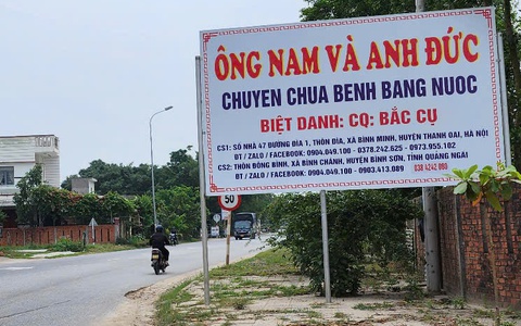 Tìm người dựng biển quảng cáo 'chữa bệnh bằng nước'