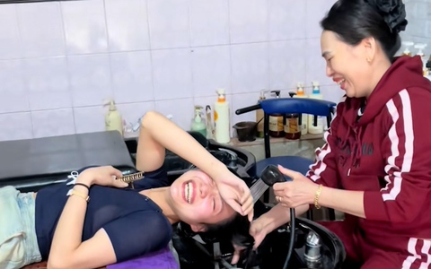 Xa nhà lâu năm về thăm mẹ, kết quả toàn haha hihi đến từ 2 mẹ con