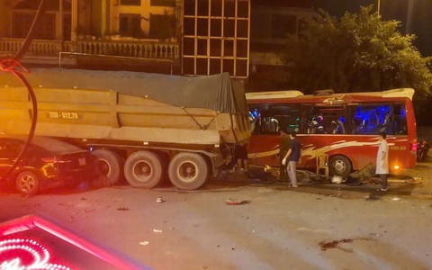 21 người bị thương sau cú va chạm giữa xe đầu kéo với xe đạp, xe khách, xe con