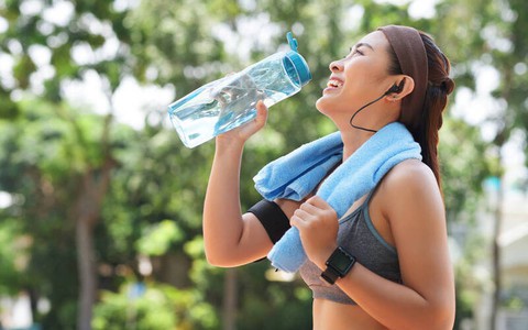 Uống nước thế nào để không bị xóc hông khi chạy bộ?