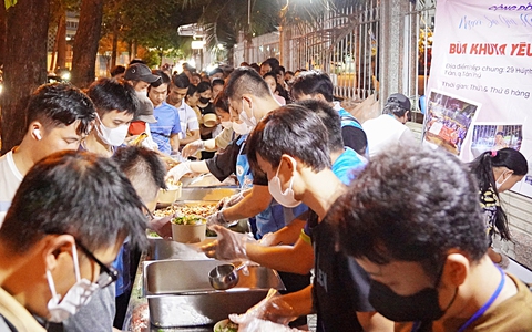 Những suất ăn miễn phí lúc giữa đêm