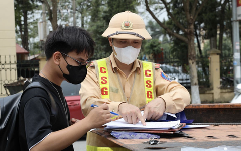 Sau 30 phút tan trường, 35 học sinh ở Hưng Yên bị cảnh sát lập biên bản