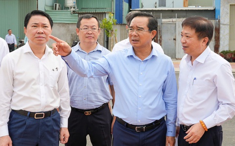 Chủ tịch Nguyễn Văn Được khảo sát nhà trên và ven kênh rạch