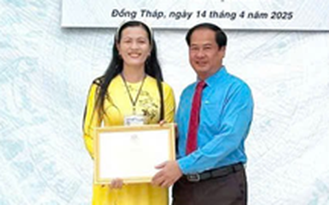 Tặng bằng khen cho cô giáo sáng lập quỹ học bổng 'Nhất Tâm'