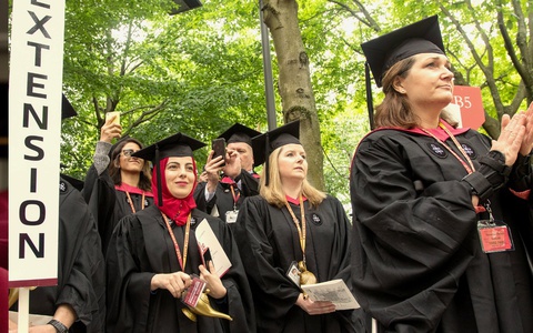 Lo sợ suy thoái, thế hệ Gen Z tại Mỹ kiếm thêm tấm bằng sau đại học