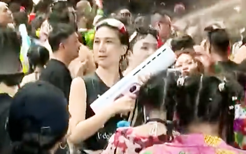 Thái Lan lo COVID-19 tăng vọt sau dịp Tết Songkran té nước