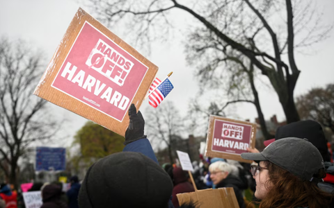 Harvard bất tuân, ông Trump cho đóng băng 2,3 tỉ USD tài trợ